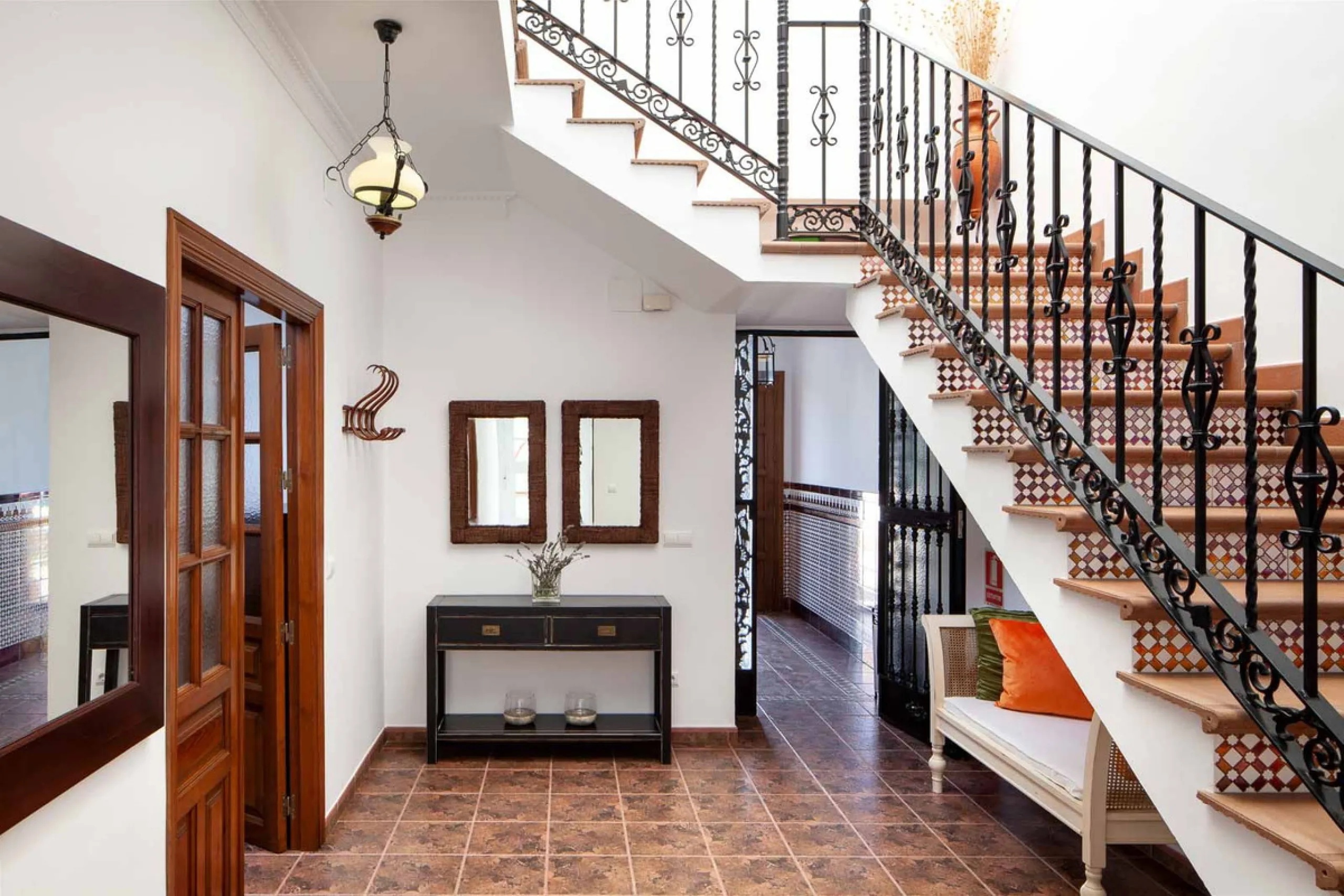 In the charming village of Serrato, this impressive "casa señorial" is offered for sale, boasting over 300 m² of built space on a 500 m² plot. A unique opportunity for those seeking a combination of elegance, comfort, and privacy.