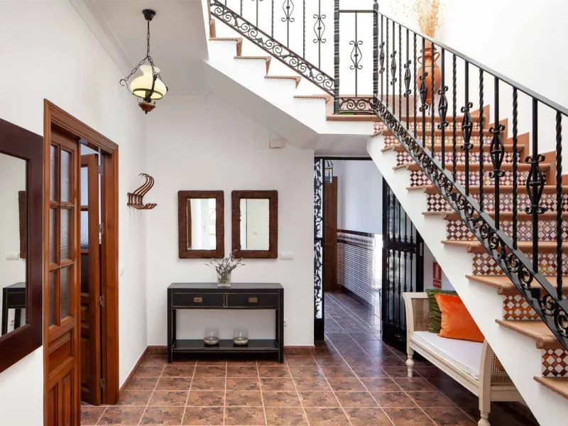 In the charming village of Serrato, this impressive "casa señorial" is offered for sale, boasting over 300 m² of built space on a 500 m² plot. A unique opportunity for those seeking a combination of elegance, comfort, and privacy.