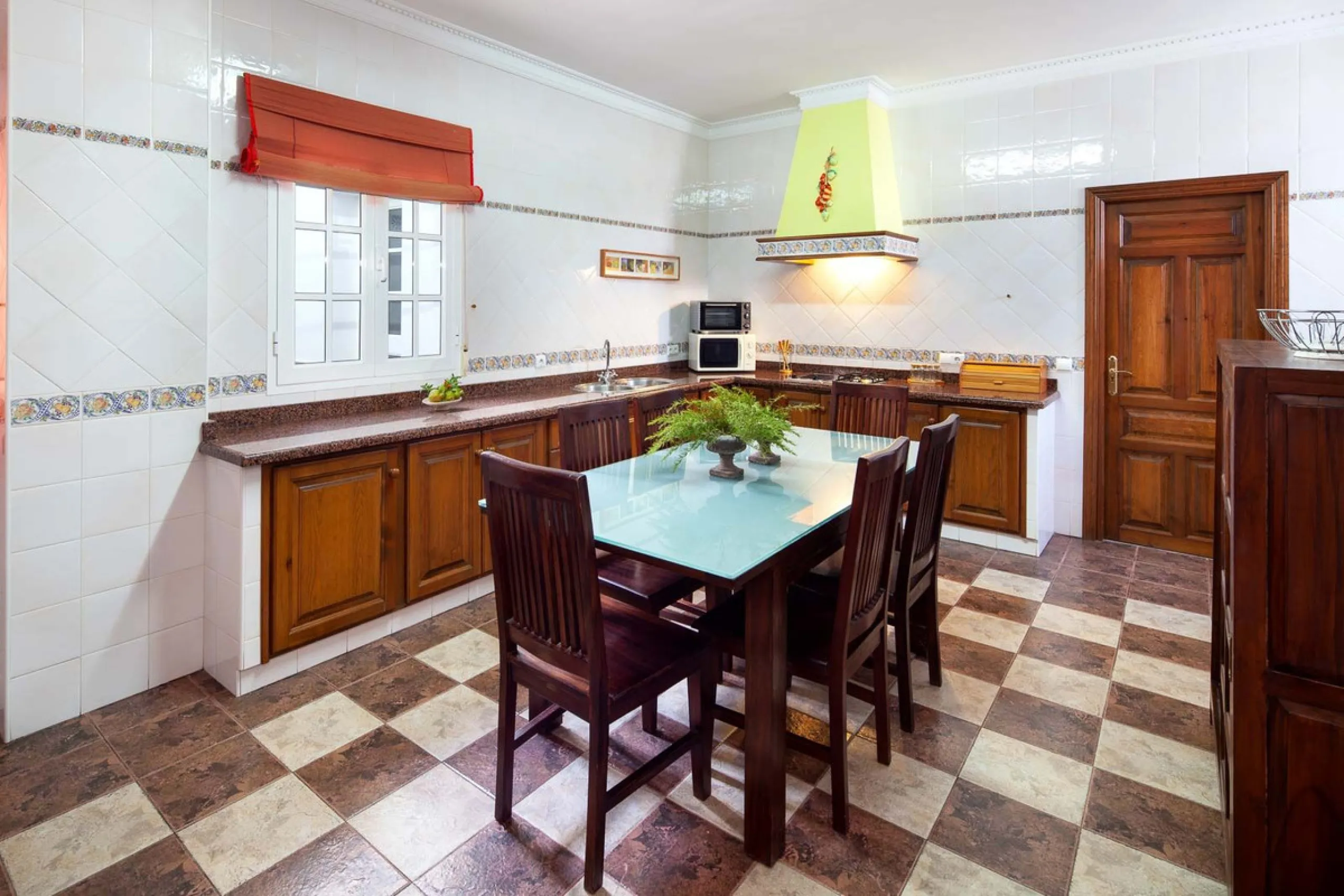 In the charming village of Serrato, this impressive "casa señorial" is offered for sale, boasting over 300 m² of built space on a 500 m² plot. A unique opportunity for those seeking a combination of elegance, comfort, and privacy.