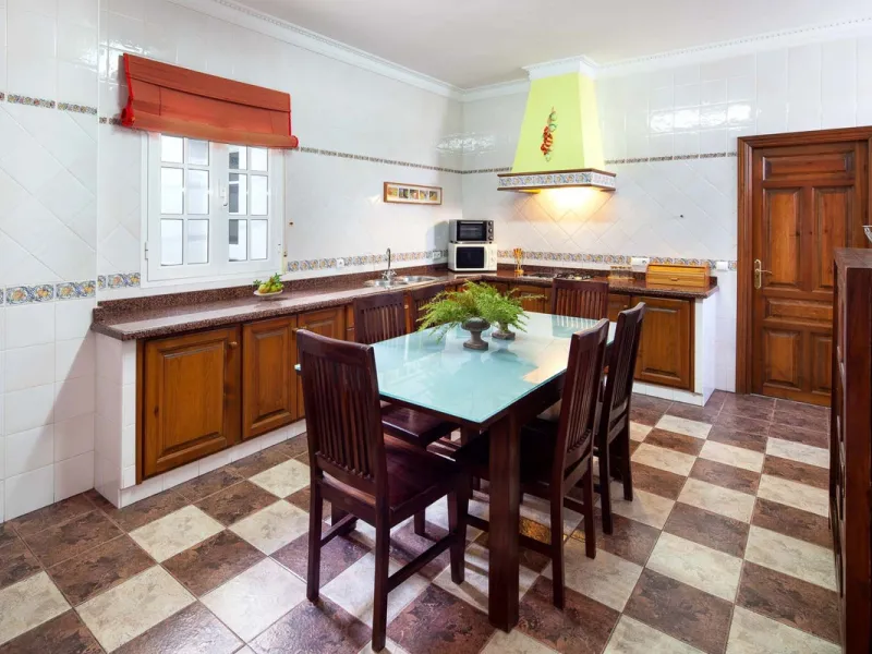 In the charming village of Serrato, this impressive "casa señorial" is offered for sale, boasting over 300 m² of built space on a 500 m² plot. A unique opportunity for those seeking a combination of elegance, comfort, and privacy.