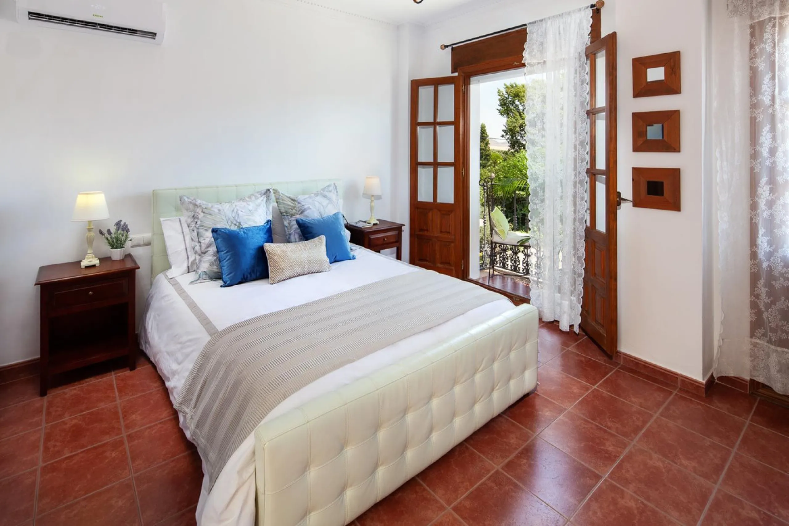 In the charming village of Serrato, this impressive "casa señorial" is offered for sale, boasting over 300 m² of built space on a 500 m² plot. A unique opportunity for those seeking a combination of elegance, comfort, and privacy.