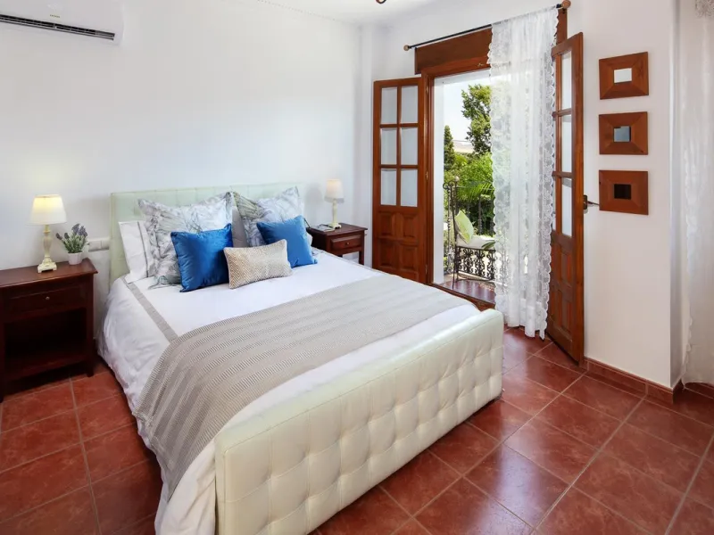 In the charming village of Serrato, this impressive "casa señorial" is offered for sale, boasting over 300 m² of built space on a 500 m² plot. A unique opportunity for those seeking a combination of elegance, comfort, and privacy.