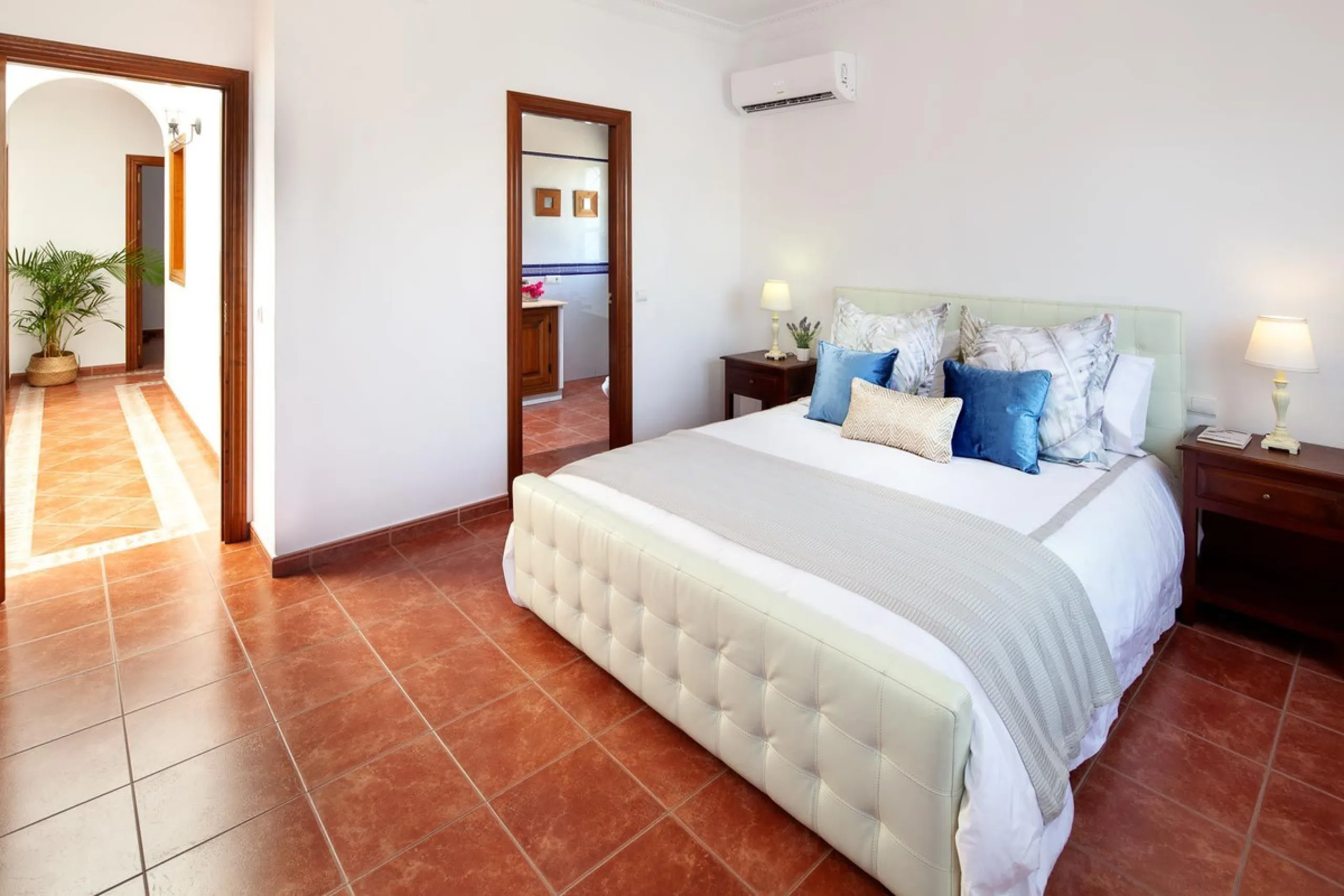 In the charming village of Serrato, this impressive "casa señorial" is offered for sale, boasting over 300 m² of built space on a 500 m² plot. A unique opportunity for those seeking a combination of elegance, comfort, and privacy.