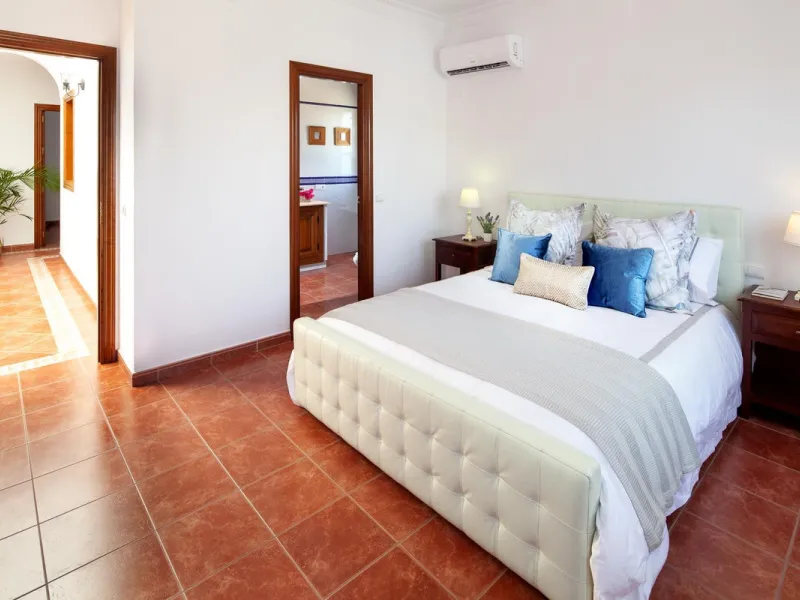 In the charming village of Serrato, this impressive "casa señorial" is offered for sale, boasting over 300 m² of built space on a 500 m² plot. A unique opportunity for those seeking a combination of elegance, comfort, and privacy.