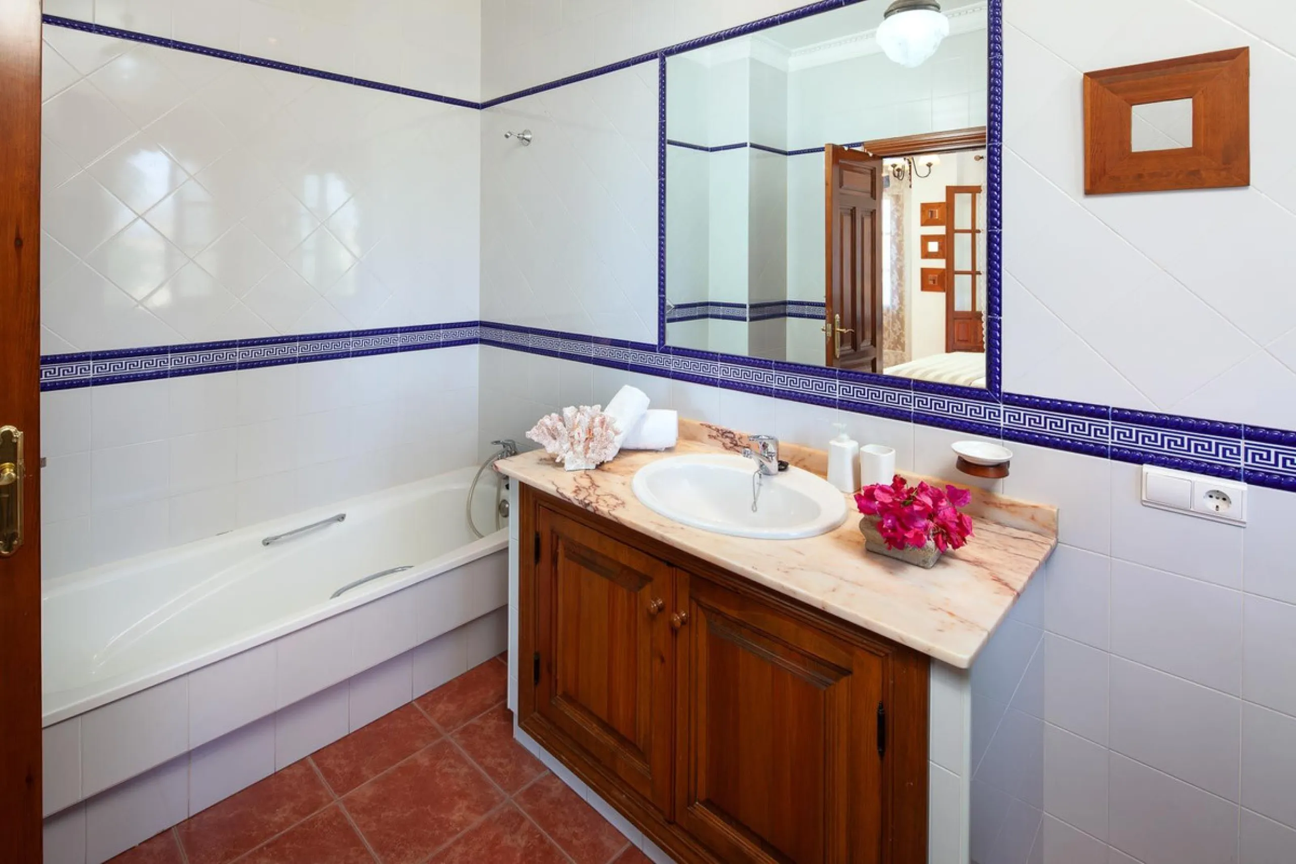 In the charming village of Serrato, this impressive "casa señorial" is offered for sale, boasting over 300 m² of built space on a 500 m² plot. A unique opportunity for those seeking a combination of elegance, comfort, and privacy.