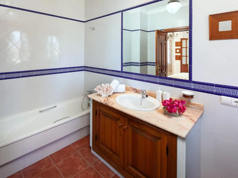 In the charming village of Serrato, this impressive "casa señorial" is offered for sale, boasting over 300 m² of built space on a 500 m² plot. A unique opportunity for those seeking a combination of elegance, comfort, and privacy.