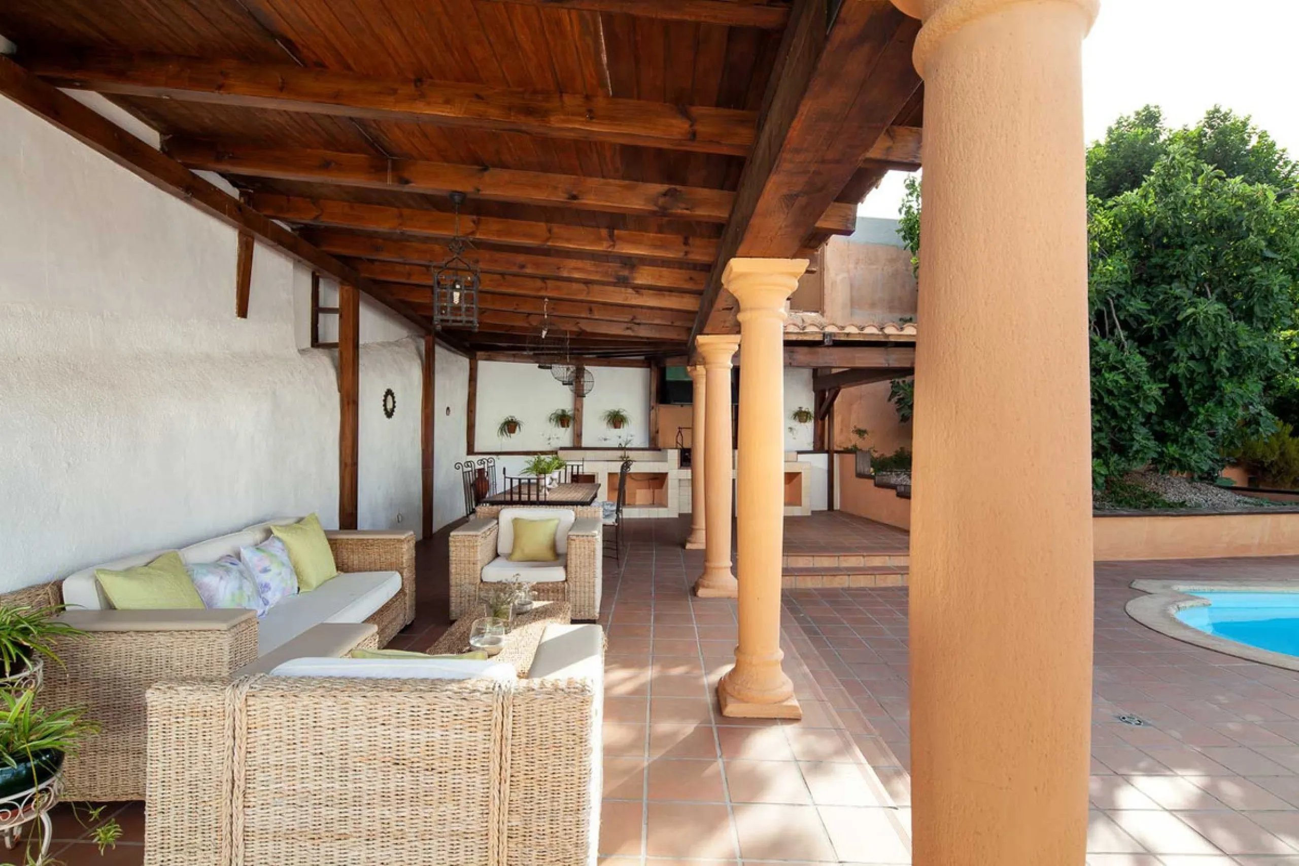 In the charming village of Serrato, this impressive "casa señorial" is offered for sale, boasting over 300 m² of built space on a 500 m² plot. A unique opportunity for those seeking a combination of elegance, comfort, and privacy.