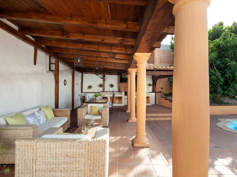 In the charming village of Serrato, this impressive "casa señorial" is offered for sale, boasting over 300 m² of built space on a 500 m² plot. A unique opportunity for those seeking a combination of elegance, comfort, and privacy.