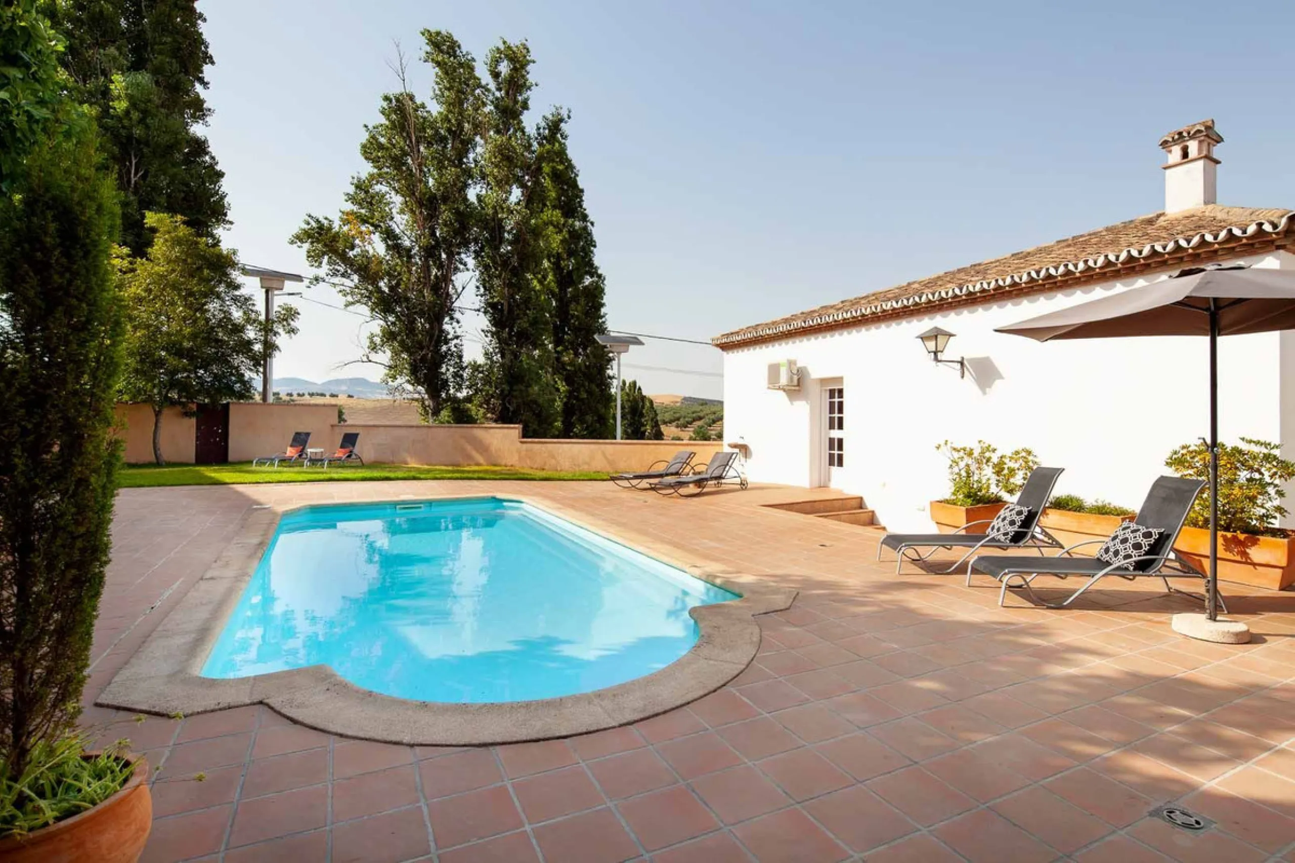In the charming village of Serrato, this impressive "casa señorial" is offered for sale, boasting over 300 m² of built space on a 500 m² plot. A unique opportunity for those seeking a combination of elegance, comfort, and privacy.