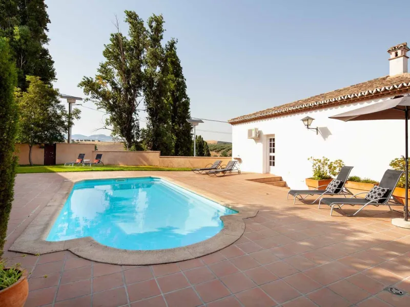 In the charming village of Serrato, this impressive "casa señorial" is offered for sale, boasting over 300 m² of built space on a 500 m² plot. A unique opportunity for those seeking a combination of elegance, comfort, and privacy.