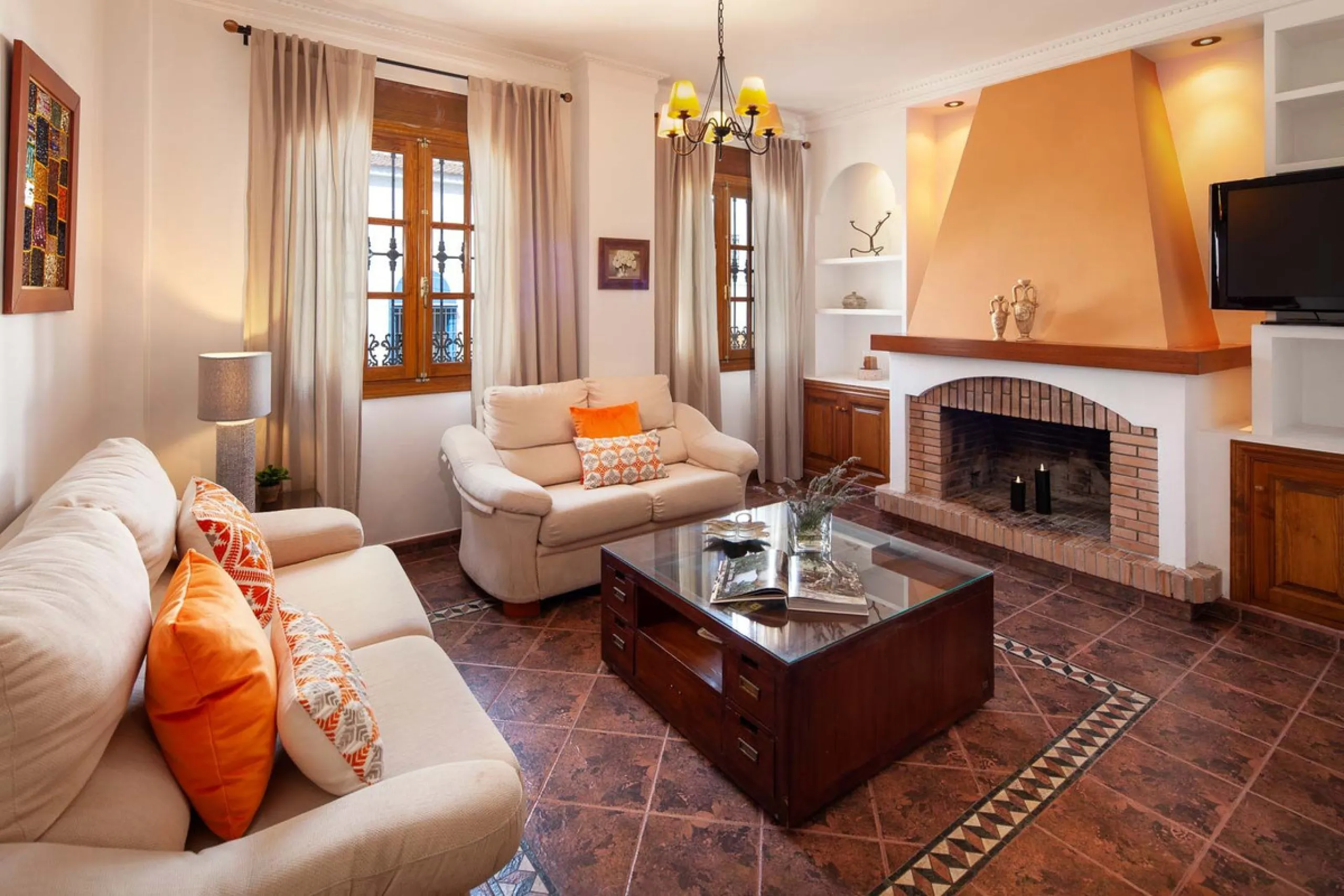 In the charming village of Serrato, this impressive "casa señorial" is offered for sale, boasting over 300 m² of built space on a 500 m² plot. A unique opportunity for those seeking a combination of elegance, comfort, and privacy.
