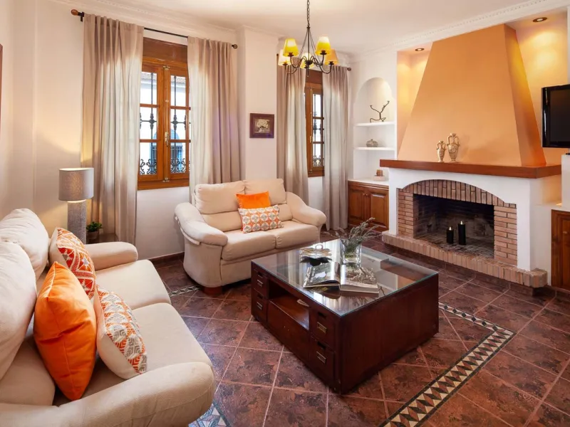 In the charming village of Serrato, this impressive "casa señorial" is offered for sale, boasting over 300 m² of built space on a 500 m² plot. A unique opportunity for those seeking a combination of elegance, comfort, and privacy.