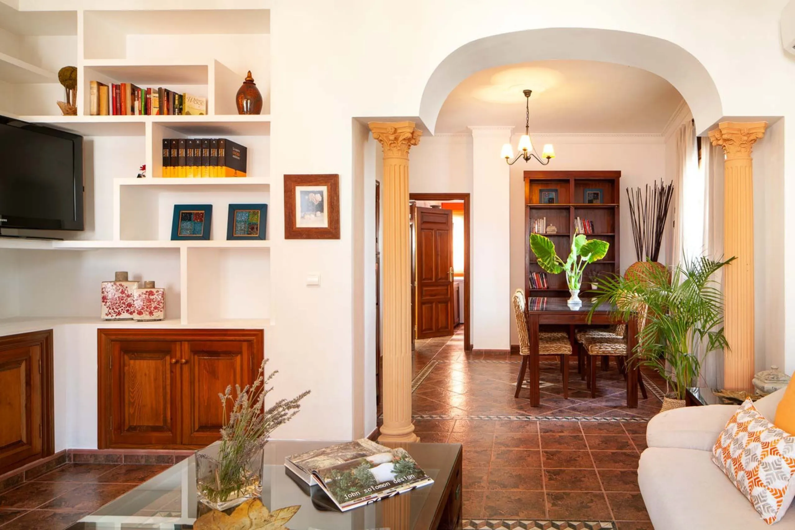 In the charming village of Serrato, this impressive "casa señorial" is offered for sale, boasting over 300 m² of built space on a 500 m² plot. A unique opportunity for those seeking a combination of elegance, comfort, and privacy.