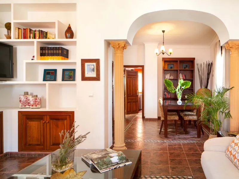 In the charming village of Serrato, this impressive "casa señorial" is offered for sale, boasting over 300 m² of built space on a 500 m² plot. A unique opportunity for those seeking a combination of elegance, comfort, and privacy.