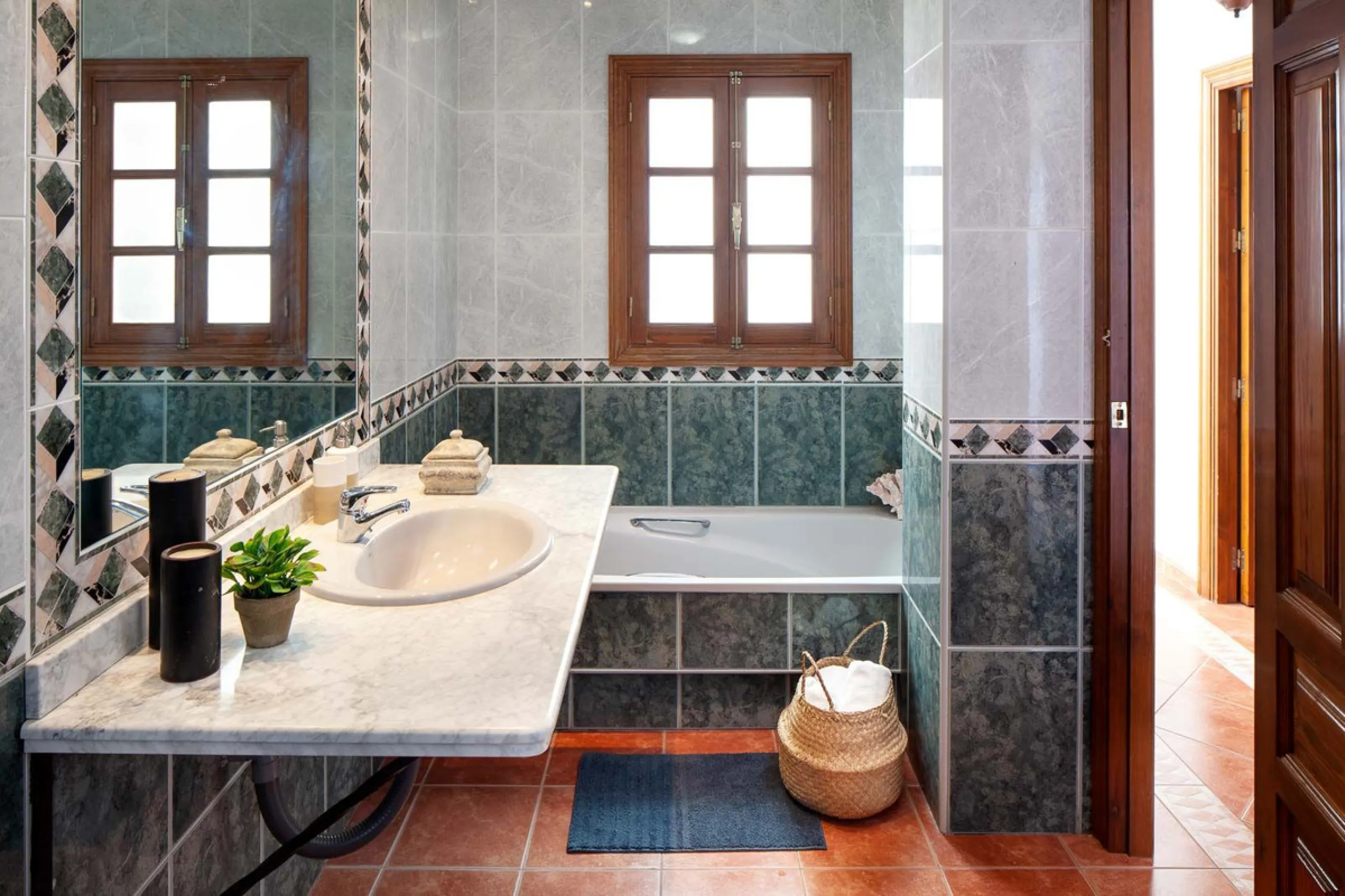 In the charming village of Serrato, this impressive "casa señorial" is offered for sale, boasting over 300 m² of built space on a 500 m² plot. A unique opportunity for those seeking a combination of elegance, comfort, and privacy.