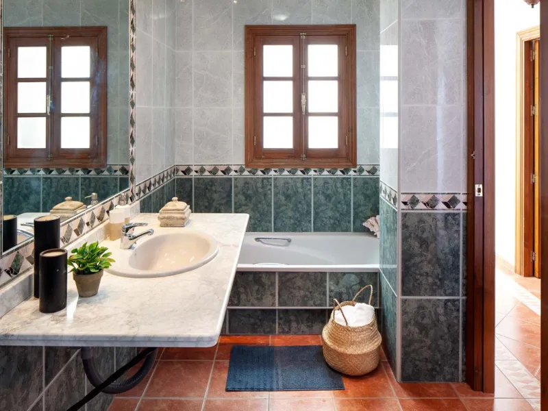 In the charming village of Serrato, this impressive "casa señorial" is offered for sale, boasting over 300 m² of built space on a 500 m² plot. A unique opportunity for those seeking a combination of elegance, comfort, and privacy.