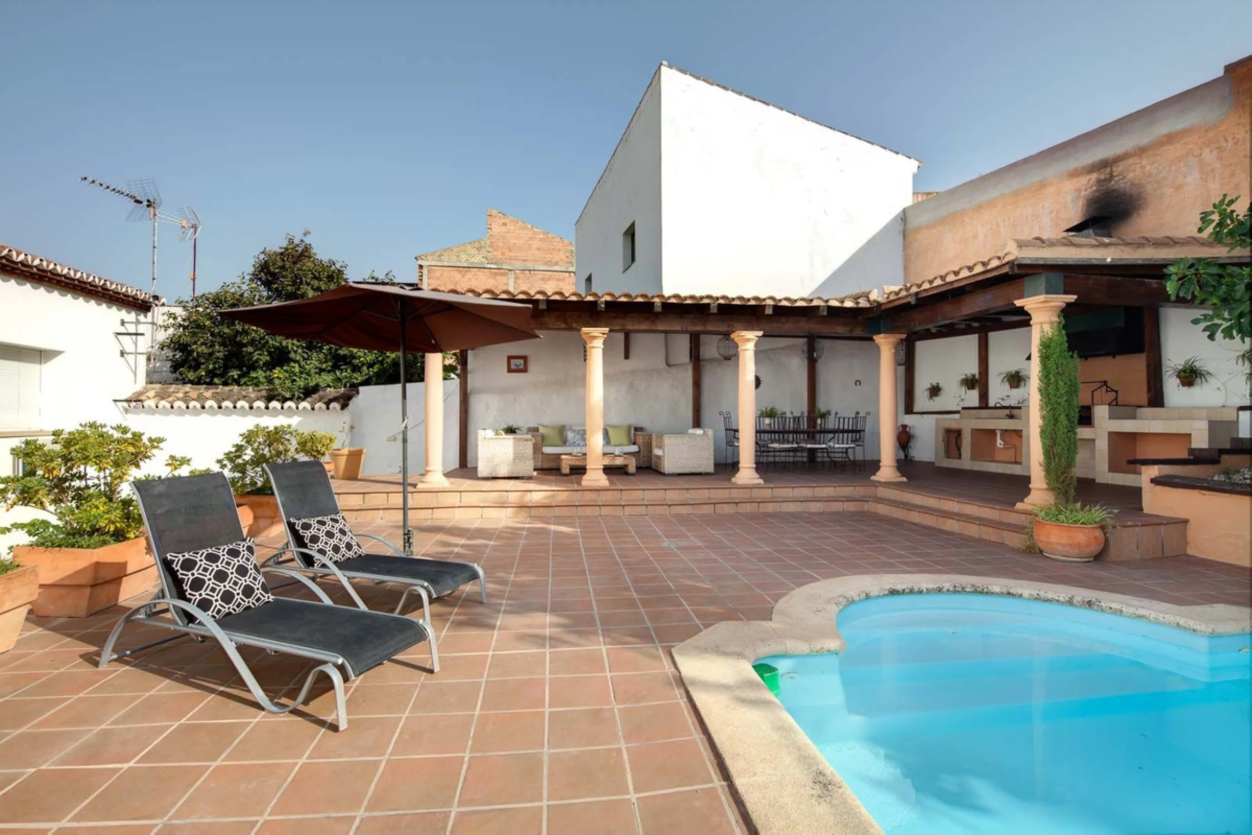 In the charming village of Serrato, this impressive "casa señorial" is offered for sale, boasting over 300 m² of built space on a 500 m² plot. A unique opportunity for those seeking a combination of elegance, comfort, and privacy.