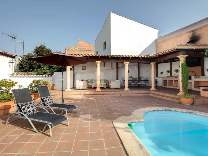 In the charming village of Serrato, this impressive "casa señorial" is offered for sale, boasting over 300 m² of built space on a 500 m² plot. A unique opportunity for those seeking a combination of elegance, comfort, and privacy.