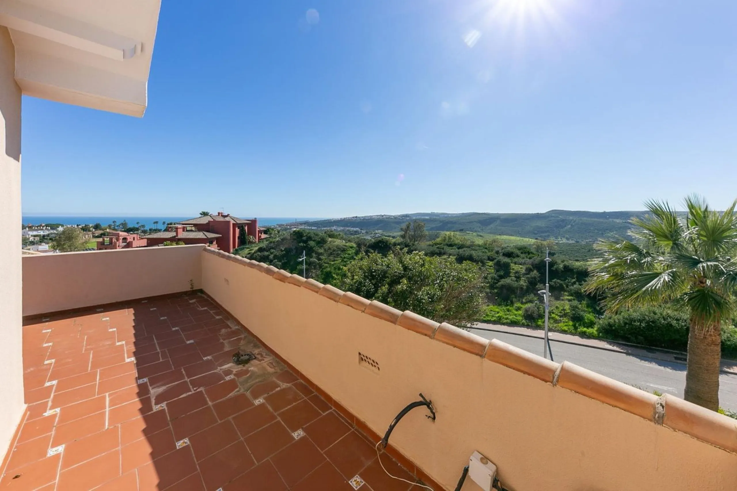 Townhouse in Puerto de la Duquesa with beautiful views, ready for renovation.