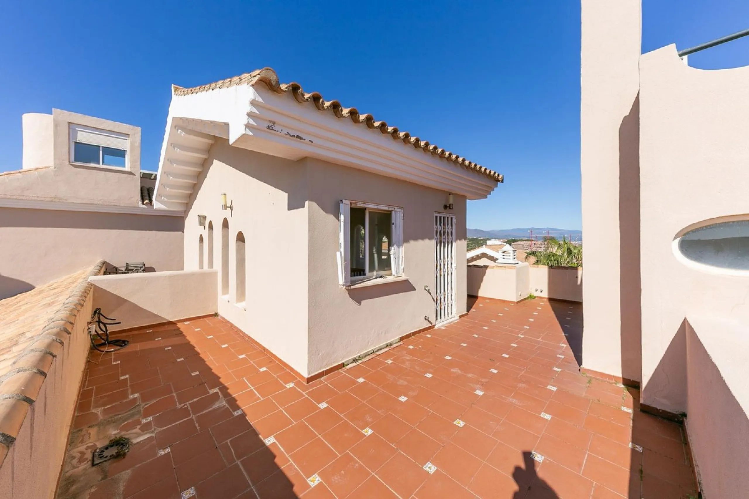 Townhouse in Puerto de la Duquesa with beautiful views, ready for renovation.