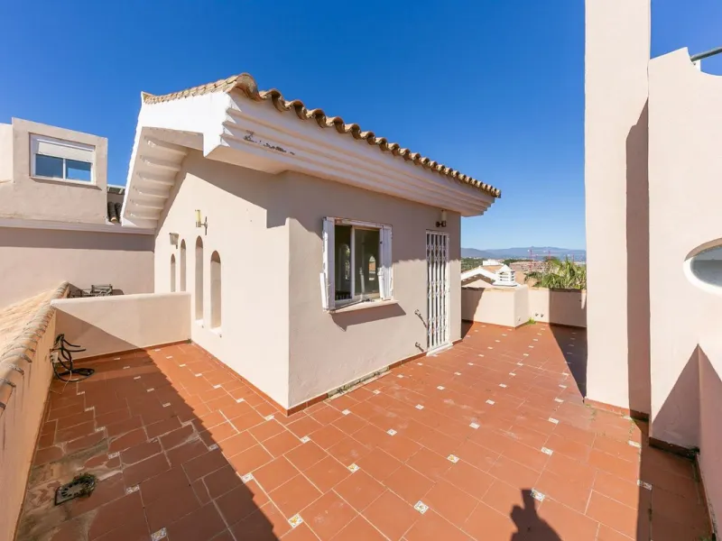 Townhouse in Puerto de la Duquesa with beautiful views, ready for renovation.