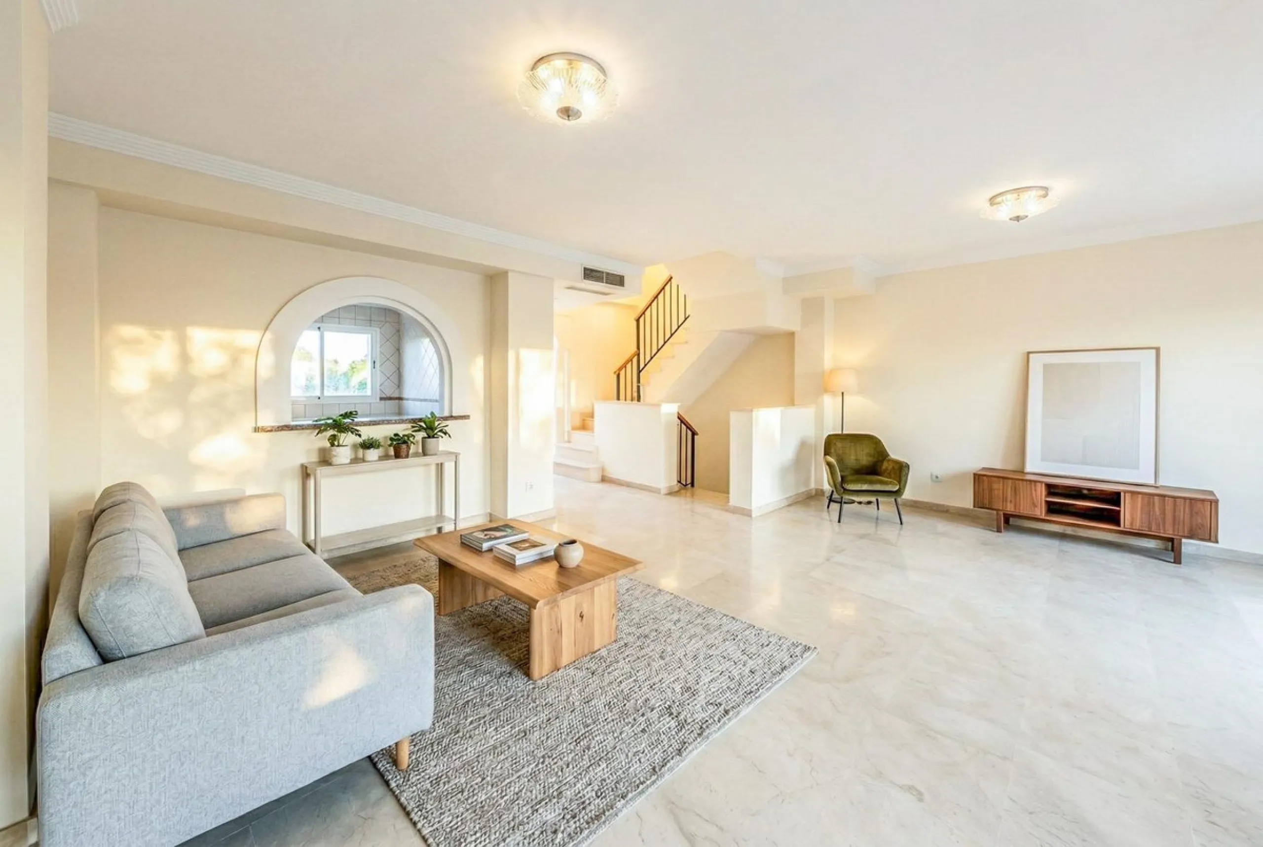 Townhouse in Puerto de la Duquesa with beautiful views, ready for renovation.