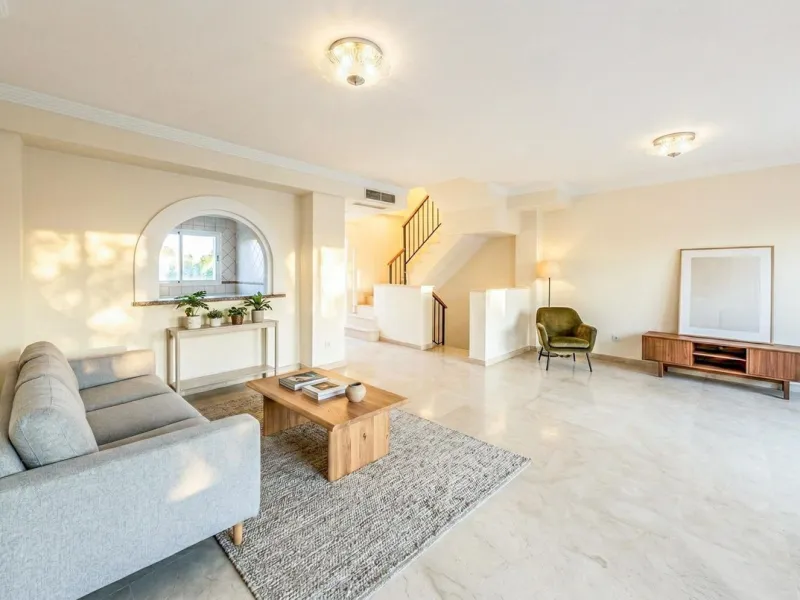 Townhouse in Puerto de la Duquesa with beautiful views, ready for renovation.