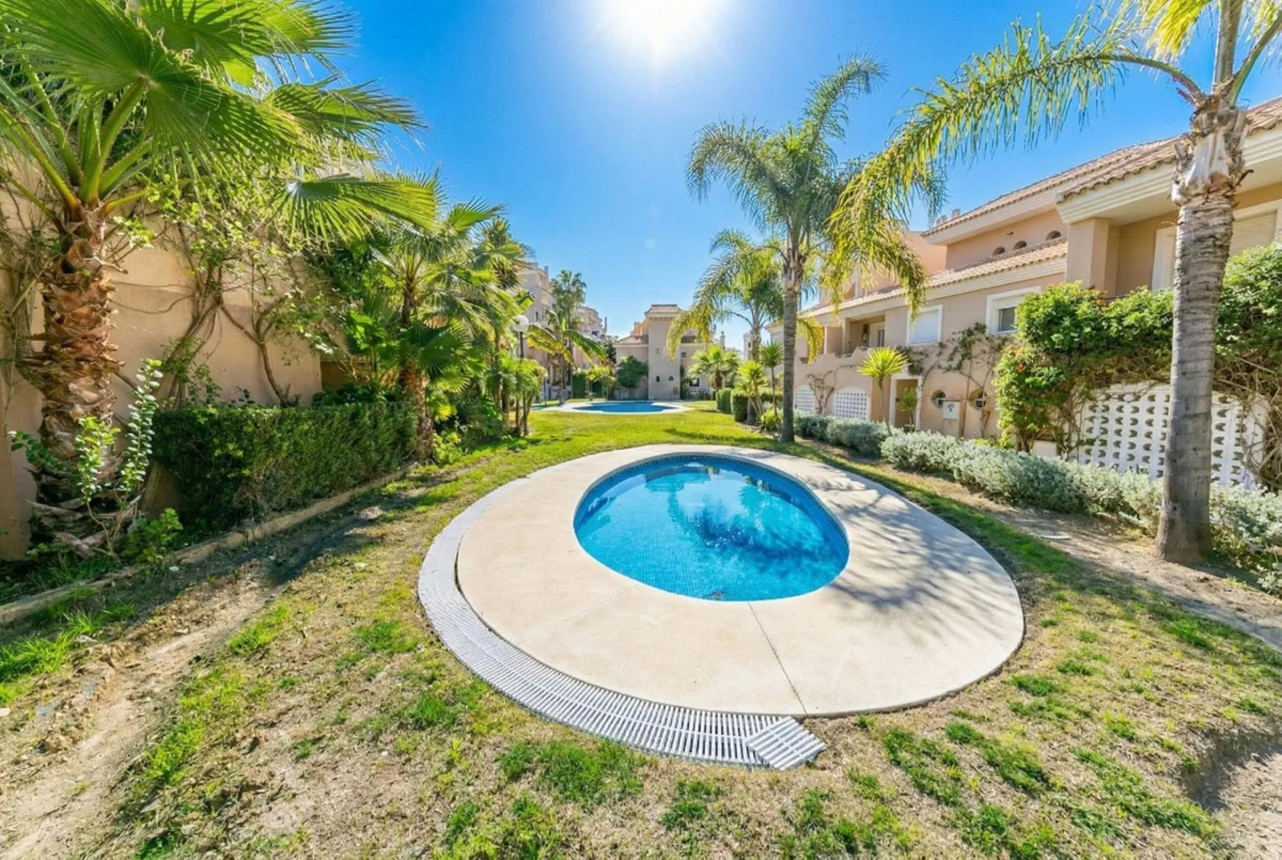 Townhouse in Puerto de la Duquesa with beautiful views, ready for renovation.