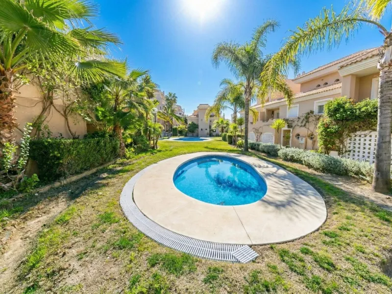 Townhouse in Puerto de la Duquesa with beautiful views, ready for renovation.