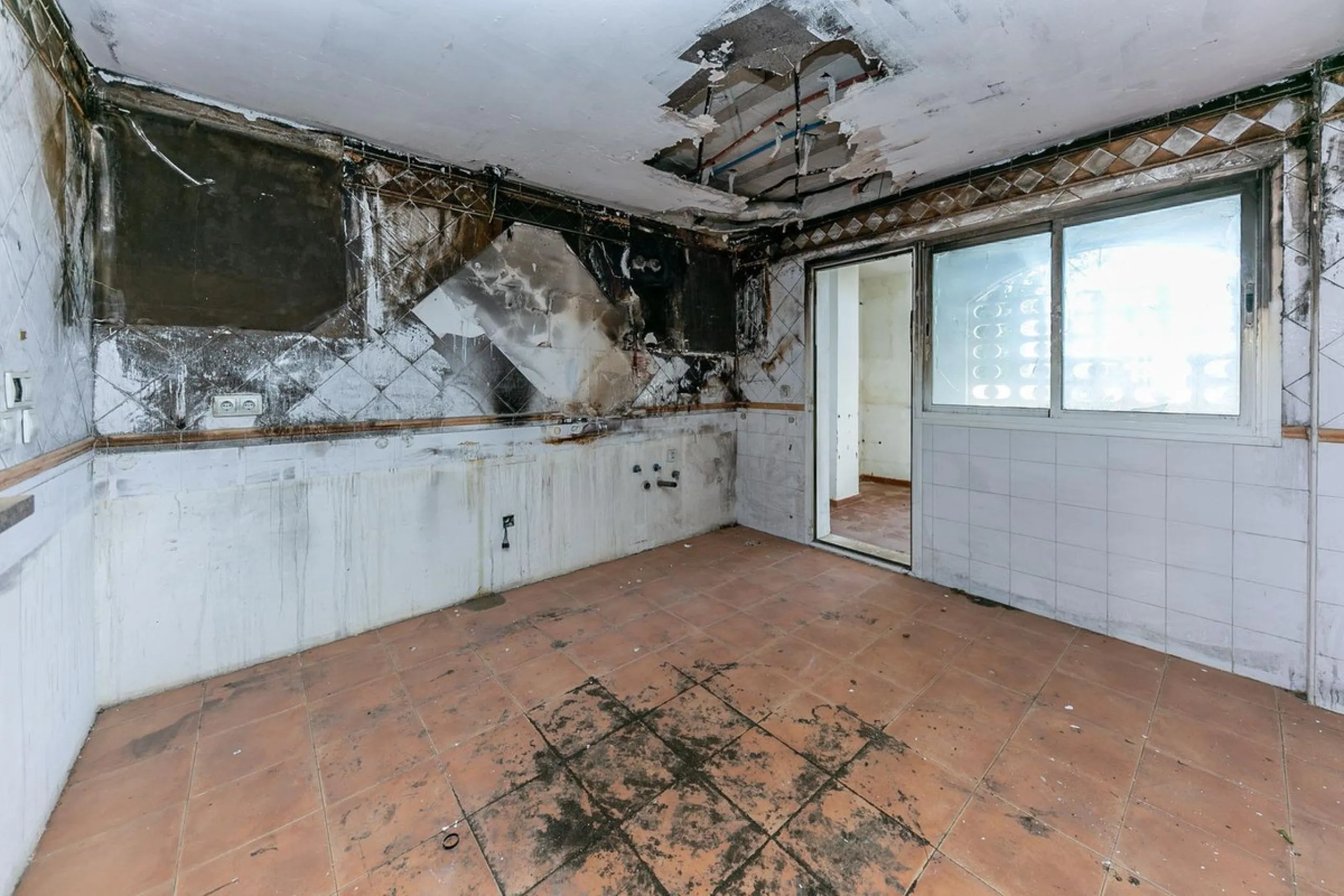 Townhouse in Puerto de la Duquesa with beautiful views, ready for renovation.