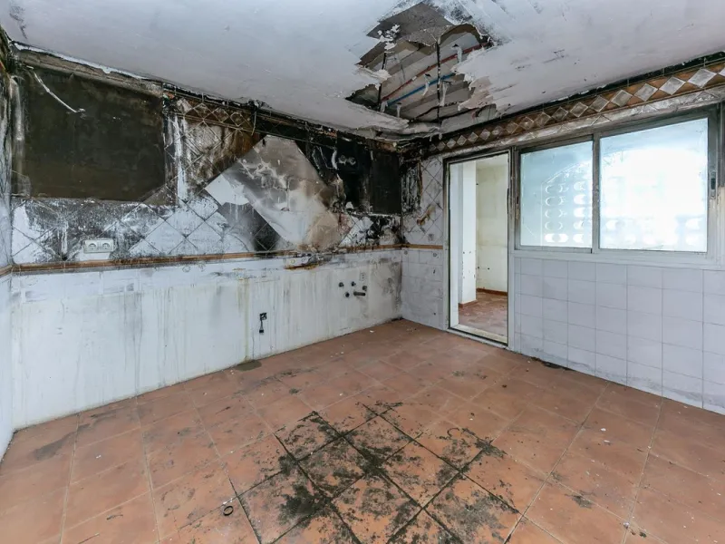 Townhouse in Puerto de la Duquesa with beautiful views, ready for renovation.