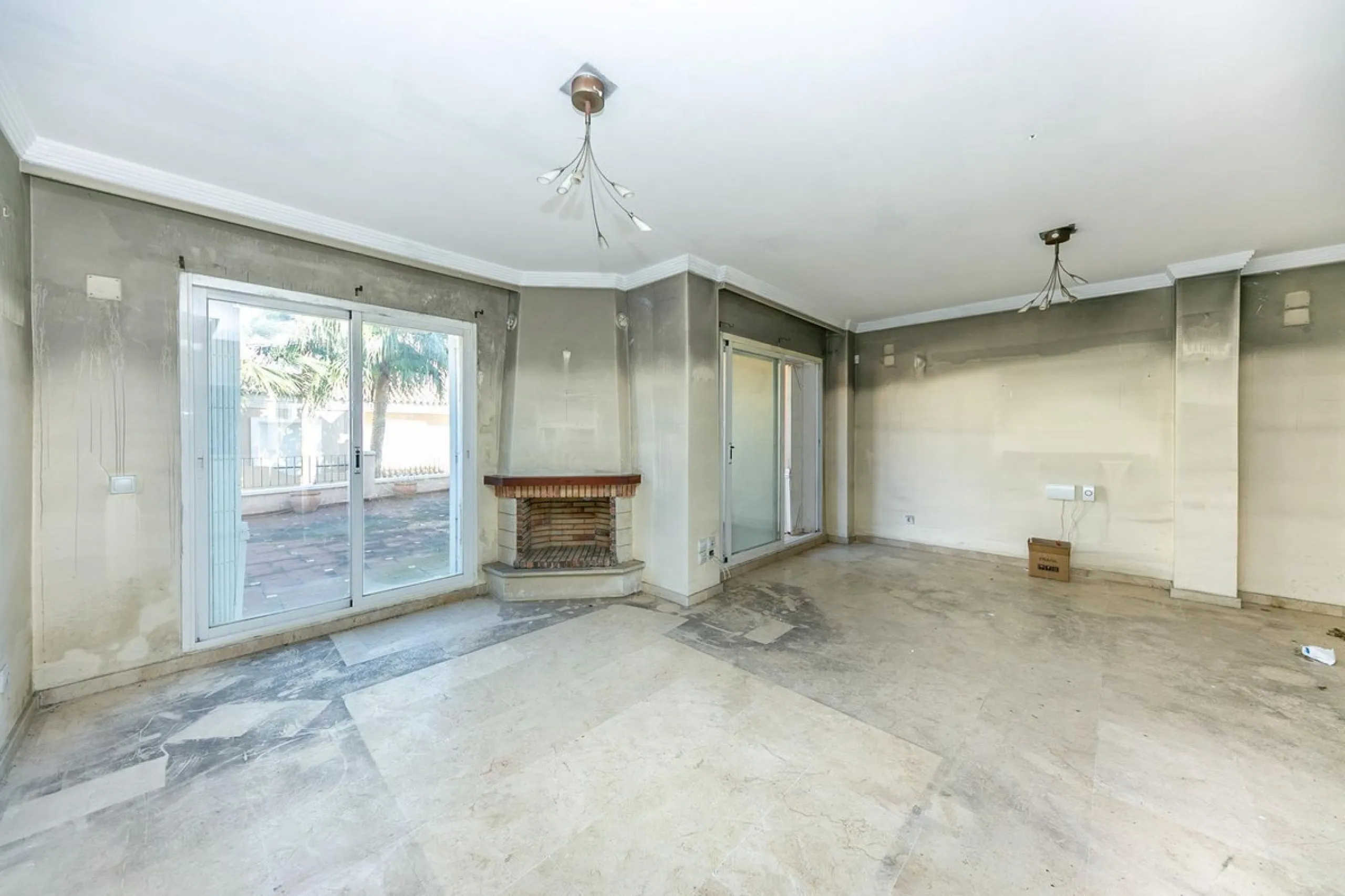 Townhouse in Puerto de la Duquesa with beautiful views, ready for renovation.