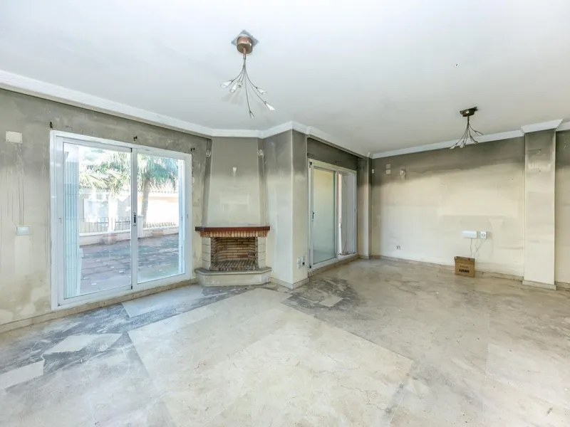 Townhouse in Puerto de la Duquesa with beautiful views, ready for renovation.