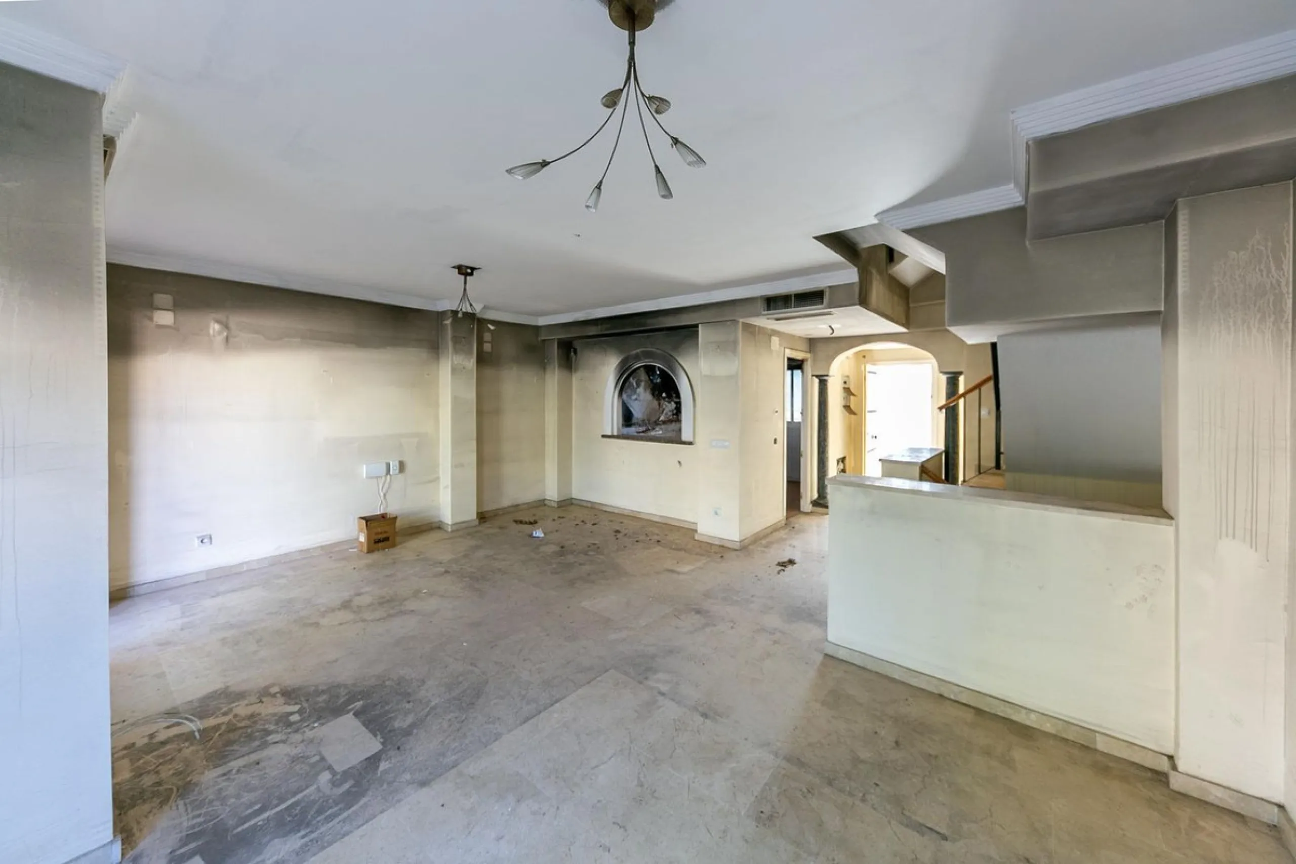 Townhouse in Puerto de la Duquesa with beautiful views, ready for renovation.