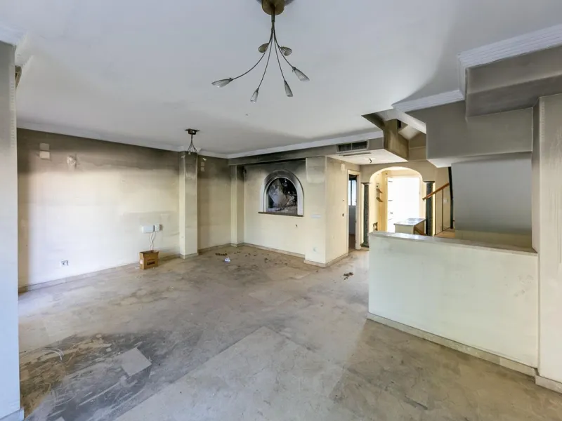 Townhouse in Puerto de la Duquesa with beautiful views, ready for renovation.