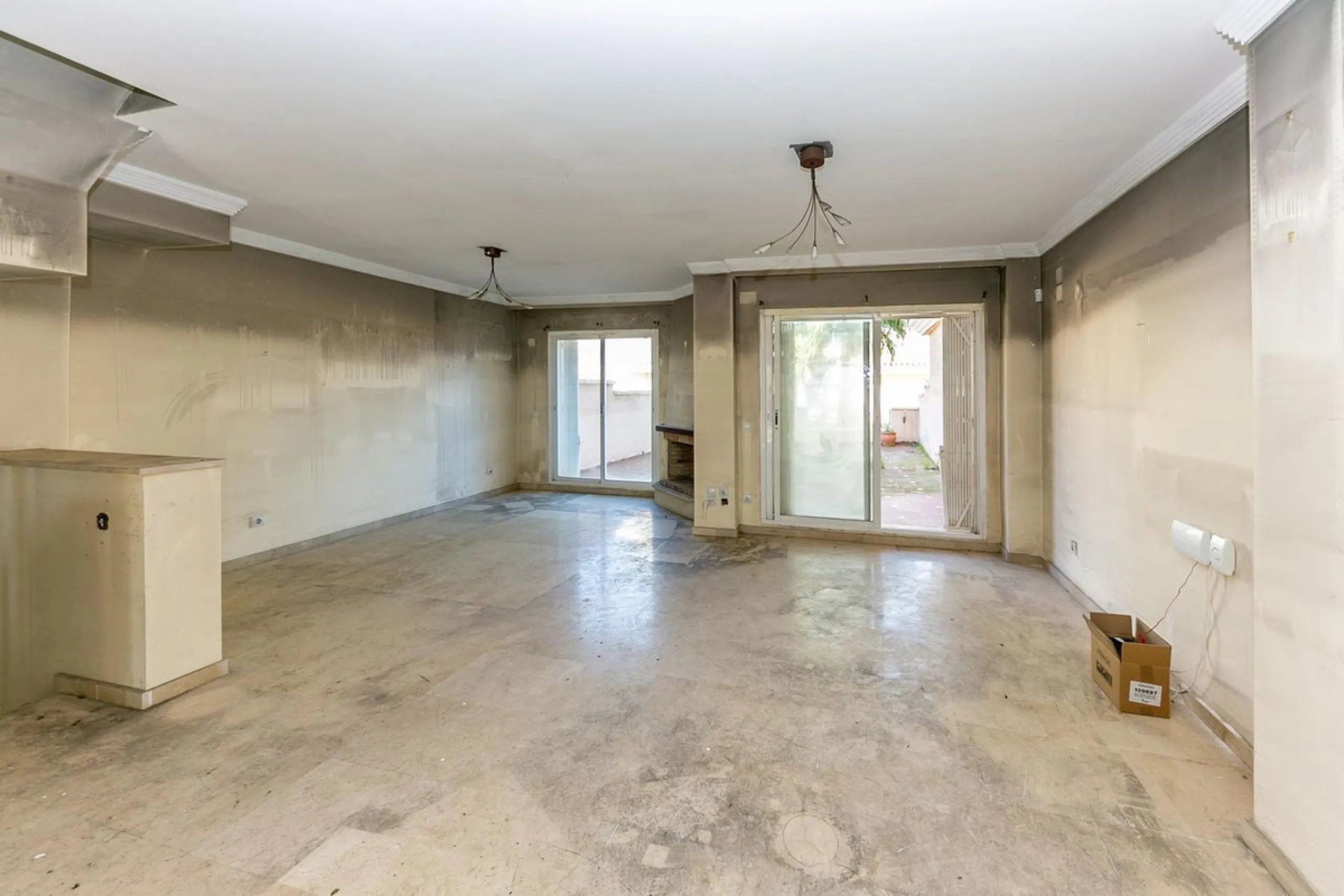 Townhouse in Puerto de la Duquesa with beautiful views, ready for renovation.