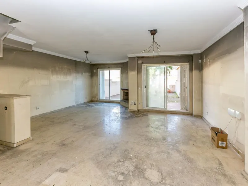 Townhouse in Puerto de la Duquesa with beautiful views, ready for renovation.