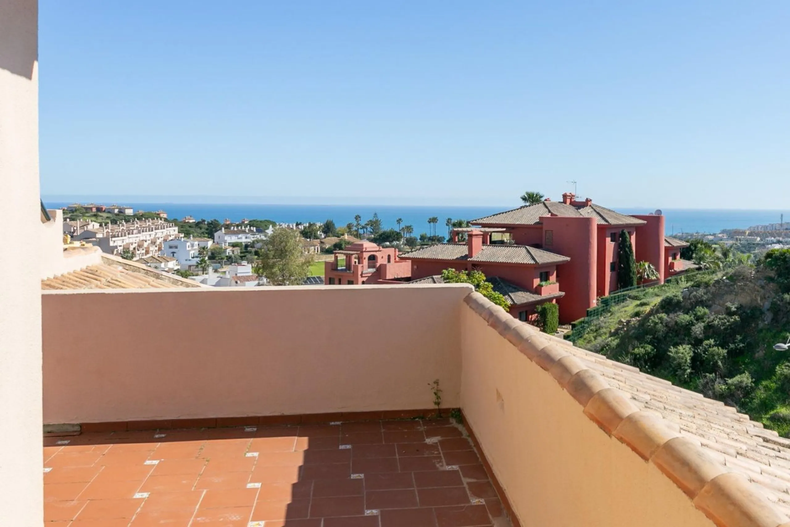Townhouse in Puerto de la Duquesa with beautiful views, ready for renovation.