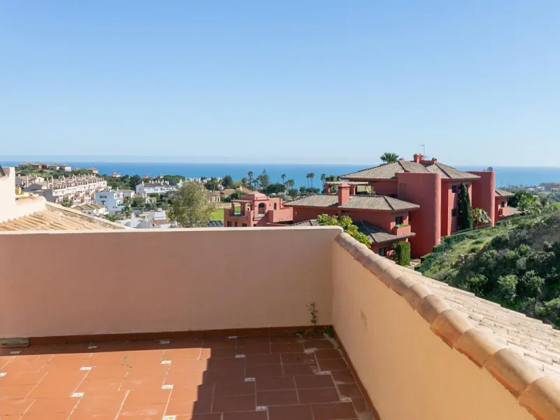 Townhouse in Puerto de la Duquesa with beautiful views, ready for renovation.
