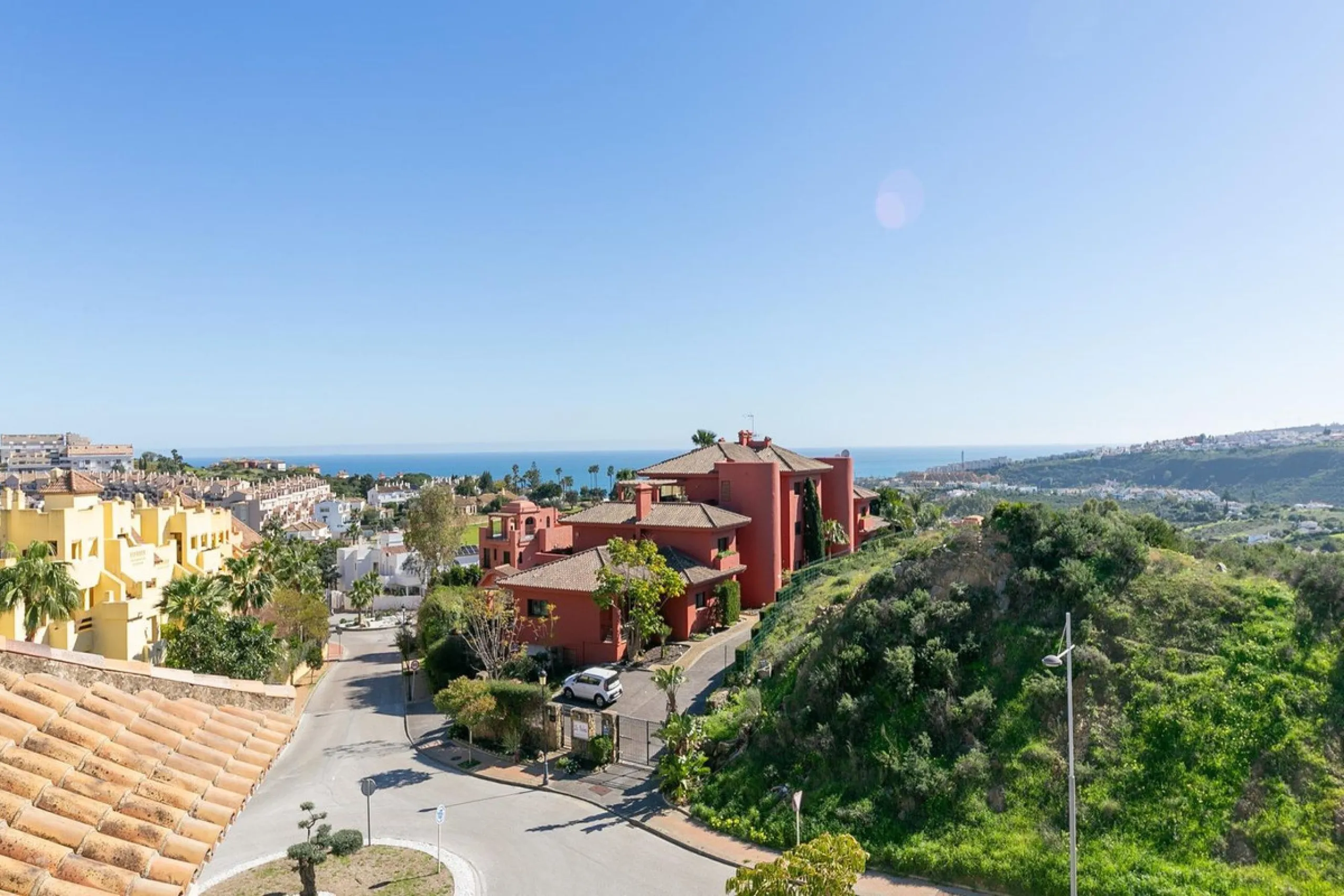 Townhouse in Puerto de la Duquesa with beautiful views, ready for renovation.