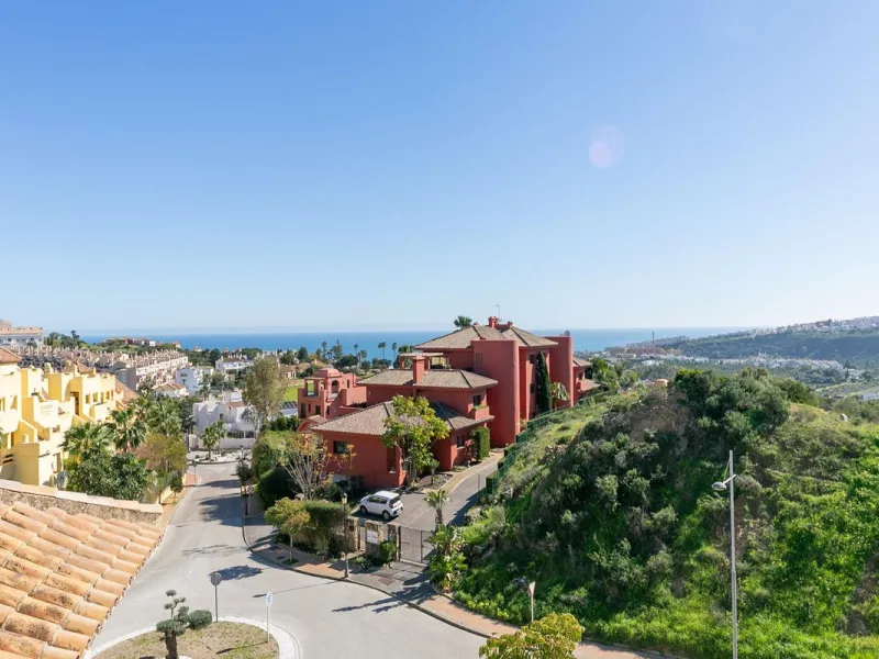 Townhouse in Puerto de la Duquesa with beautiful views, ready for renovation.