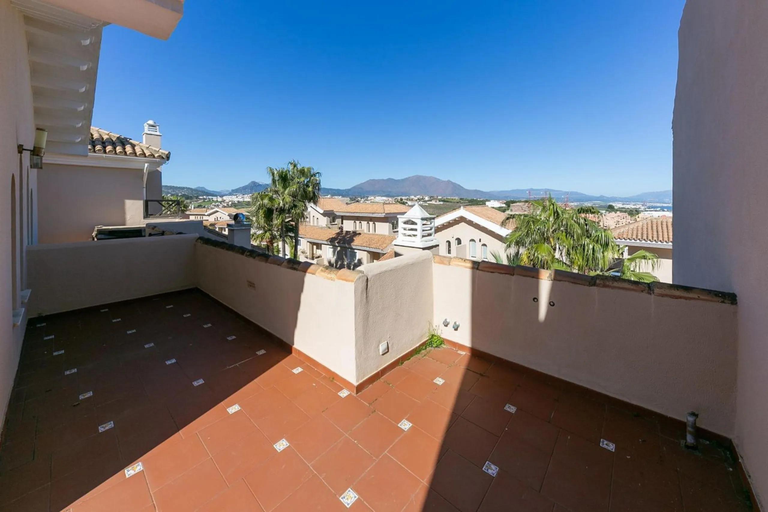 Townhouse in Puerto de la Duquesa with beautiful views, ready for renovation.