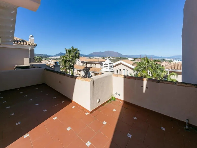 Townhouse in Puerto de la Duquesa with beautiful views, ready for renovation.