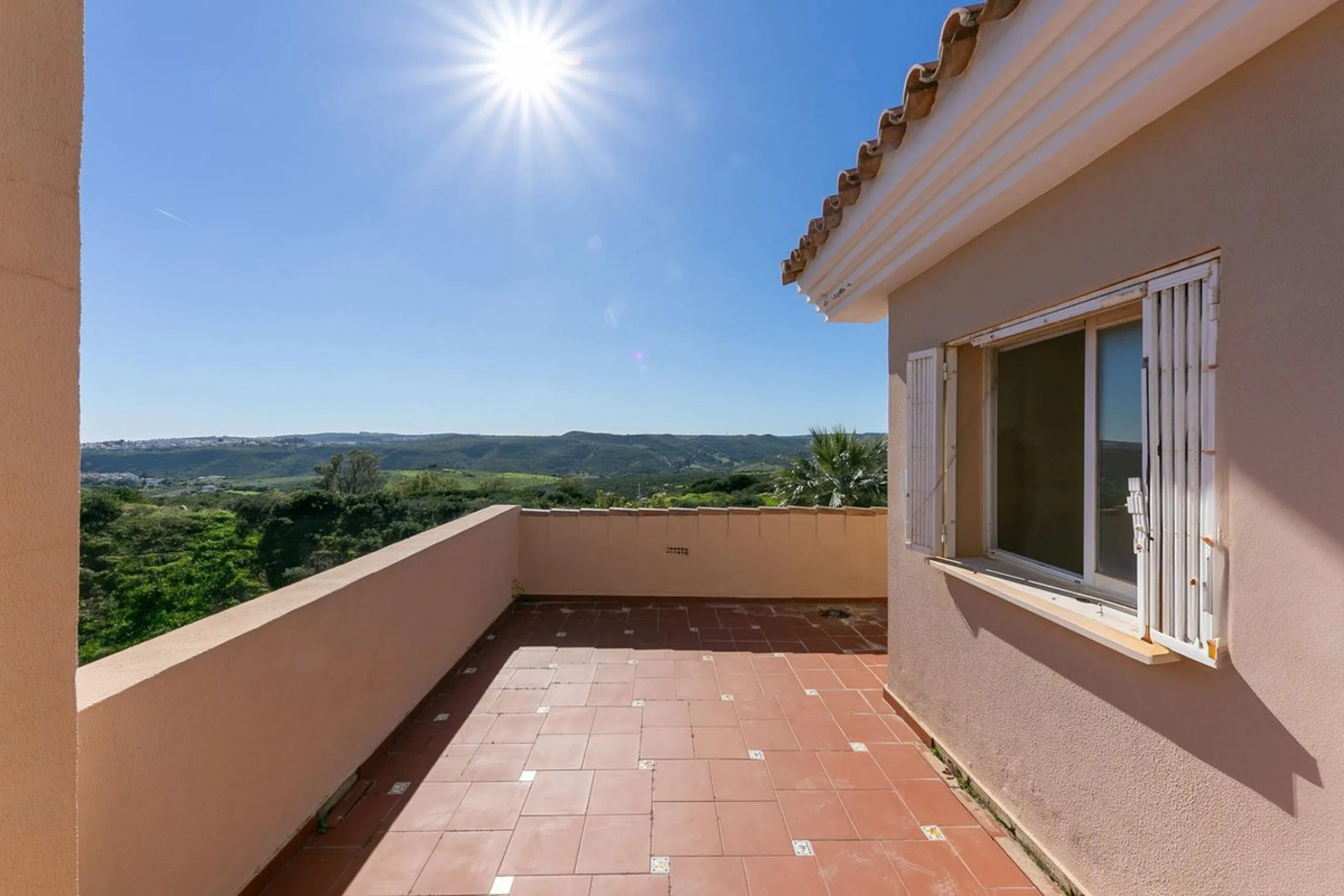 Townhouse in Puerto de la Duquesa with beautiful views, ready for renovation.