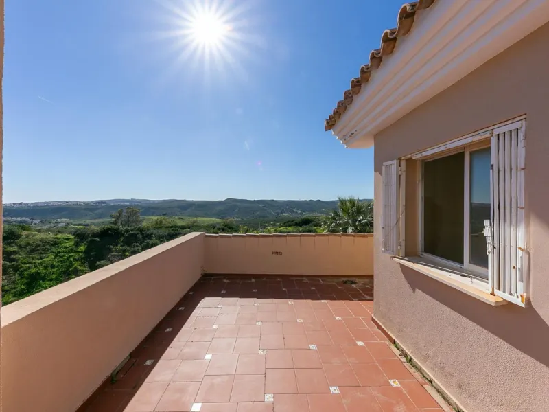 Townhouse in Puerto de la Duquesa with beautiful views, ready for renovation.