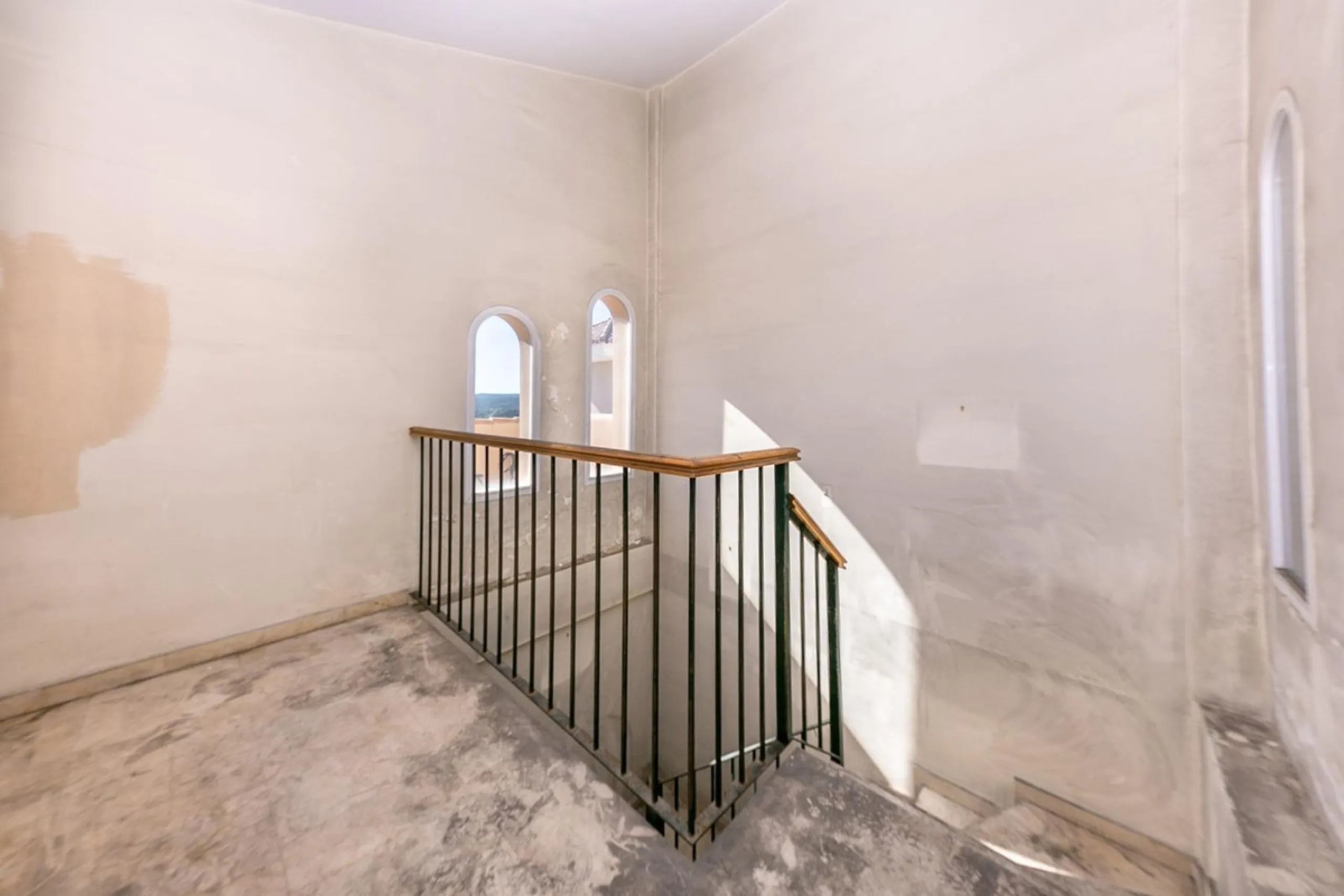Townhouse in Puerto de la Duquesa with beautiful views, ready for renovation.