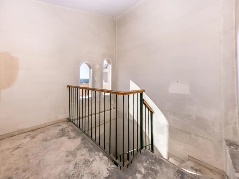 Townhouse in Puerto de la Duquesa with beautiful views, ready for renovation.