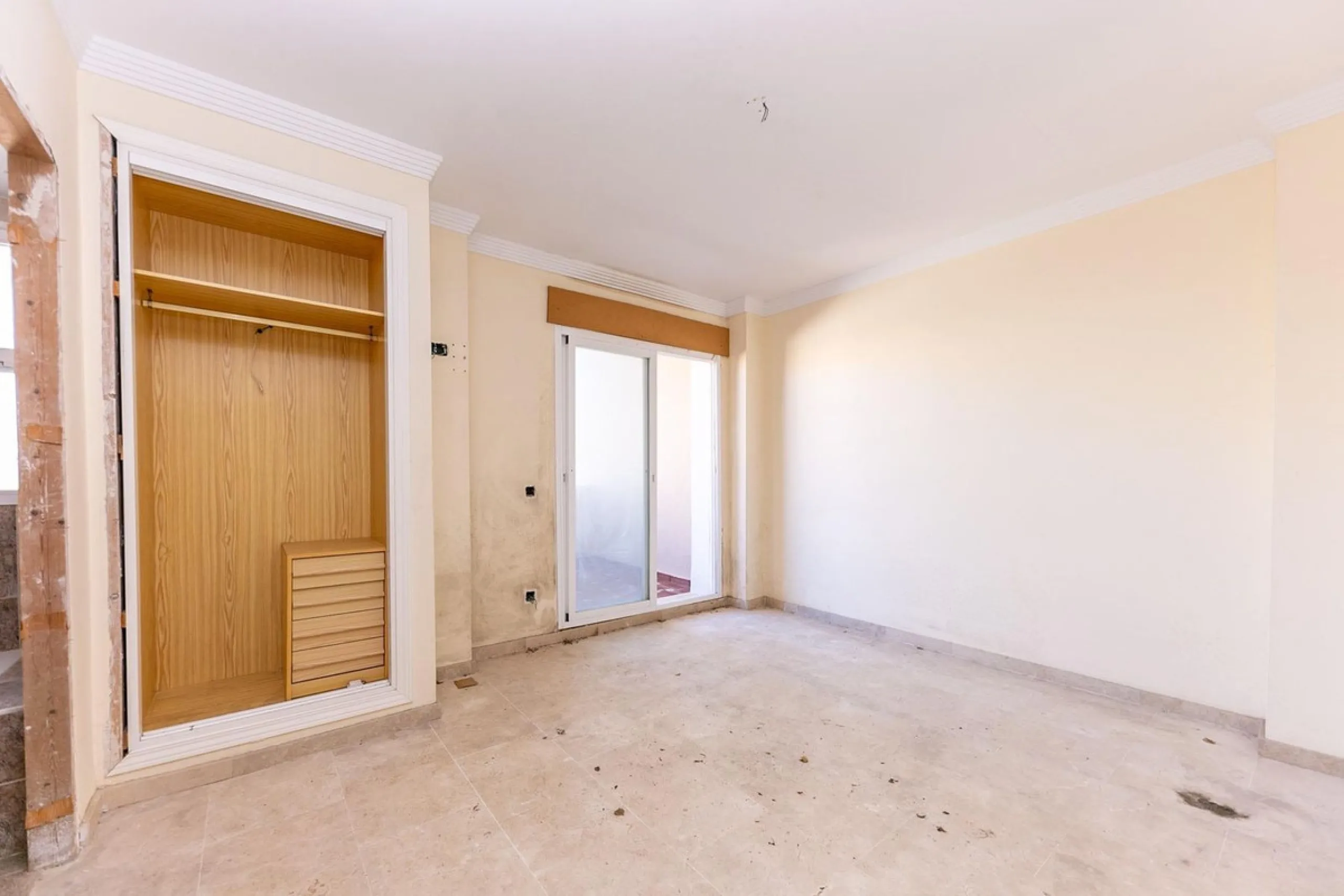 Townhouse in Puerto de la Duquesa with beautiful views, ready for renovation.