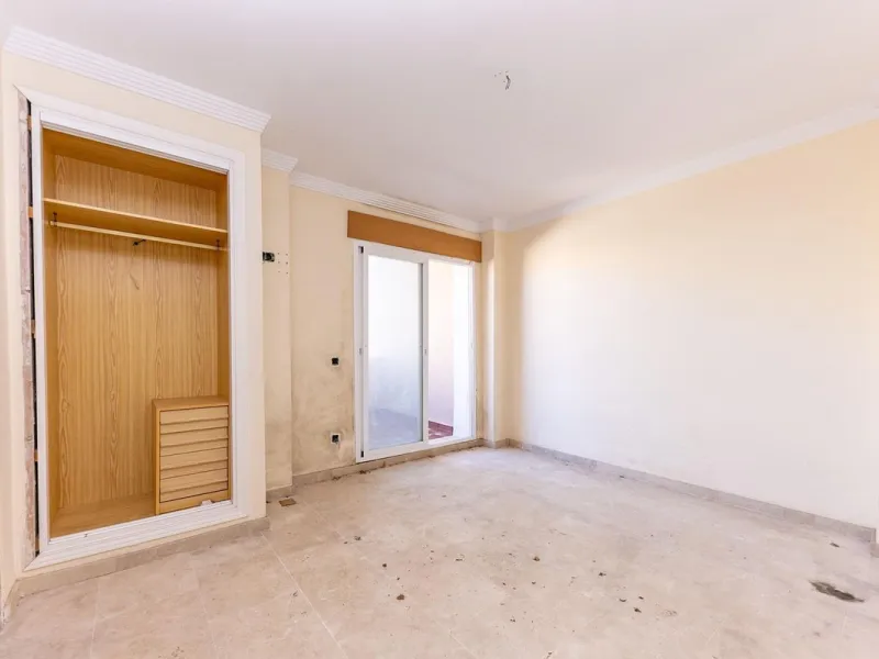 Townhouse in Puerto de la Duquesa with beautiful views, ready for renovation.