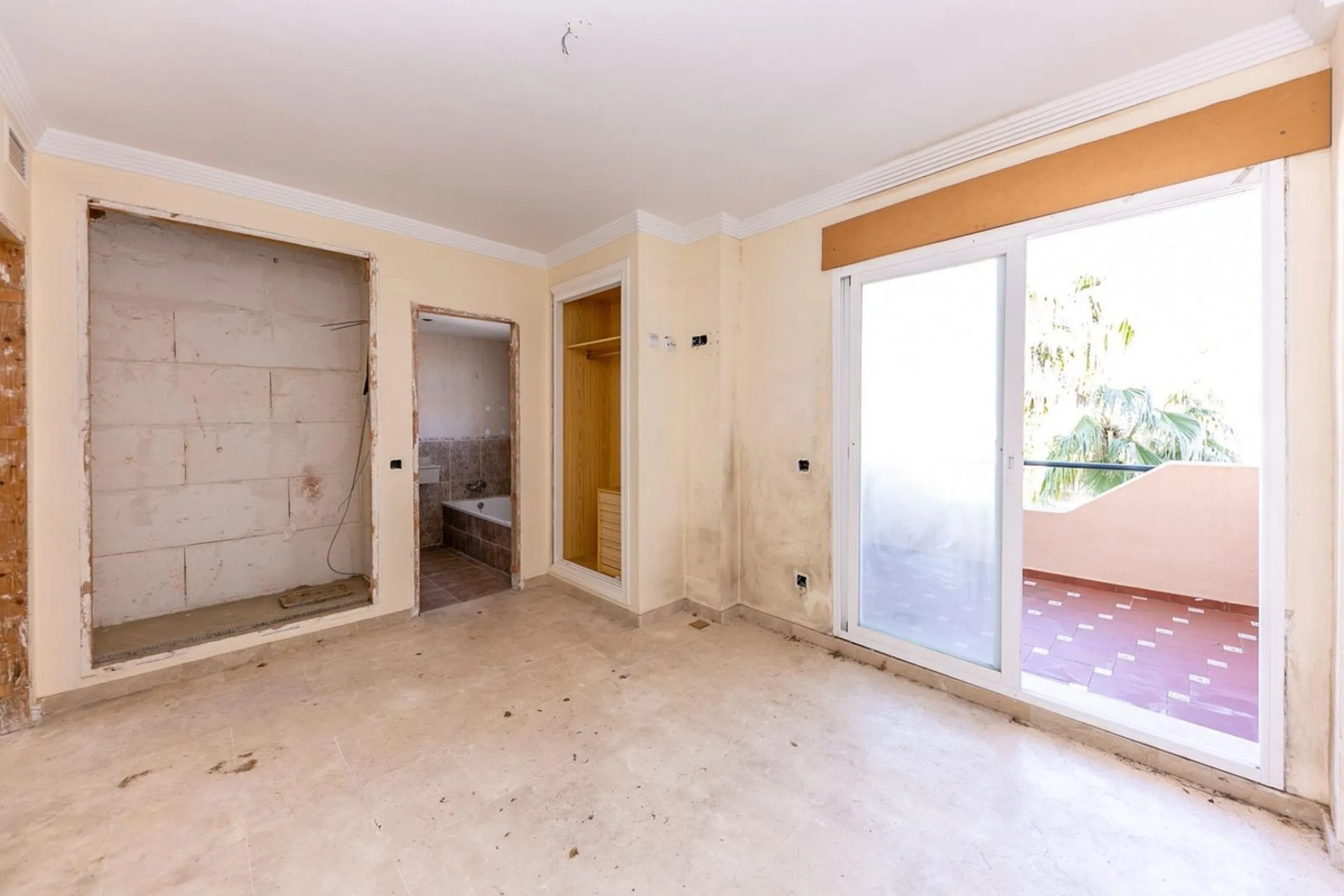 Townhouse in Puerto de la Duquesa with beautiful views, ready for renovation.
